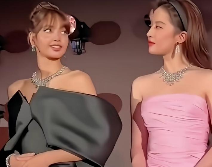 谁也不想站在，刘亦菲的旁边吧！
为何？因为会被“秒成渣”，lisa不是一个很好的