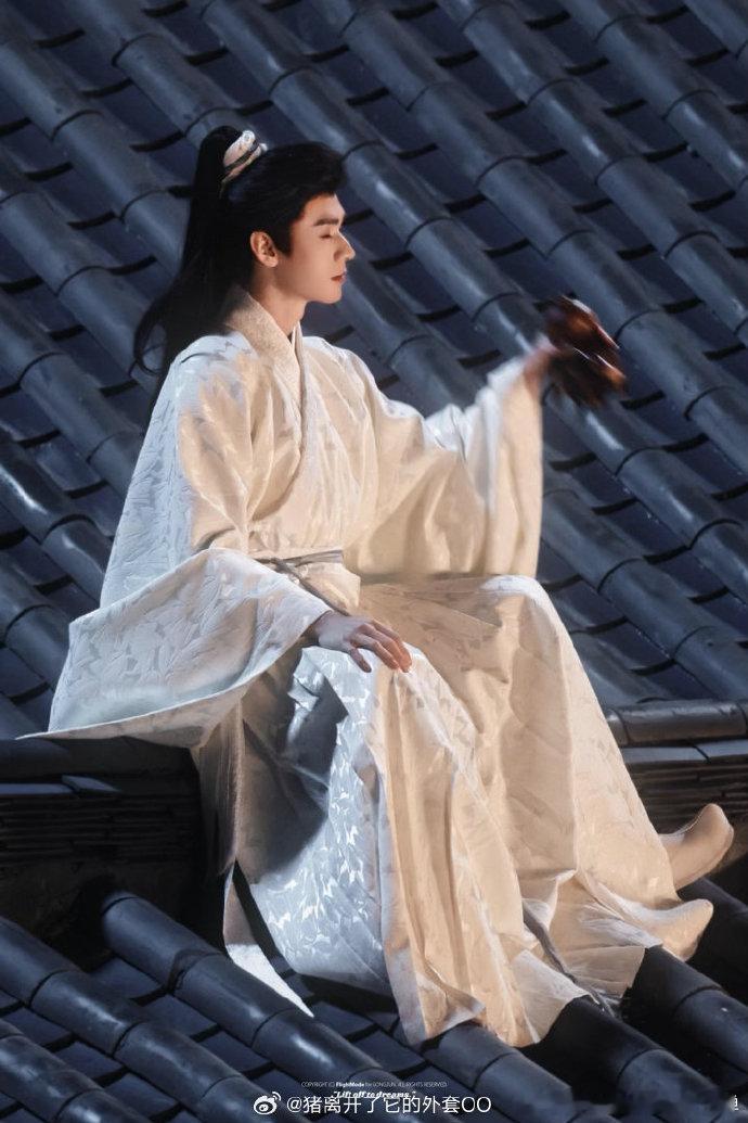 龚俊陆小凤屋顶饮酒、龚俊凤舞九天屋顶饮酒路透 龚俊完美诠释陆小凤，屋顶饮酒路透惊