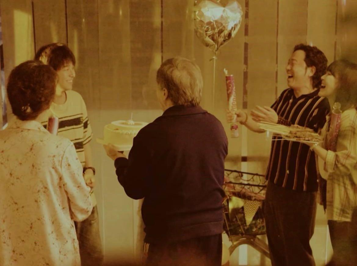 家人永远是最真诚的夸夸团 越看《过家家》越觉得温暖，不管是电影里凑在一起的“家人