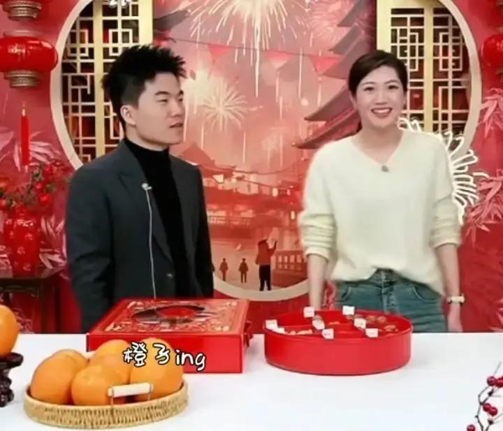 他头顶的白发在直播灯光下刺眼得吓人，一半都白了。
去年他眼里还有光，今年只剩下一