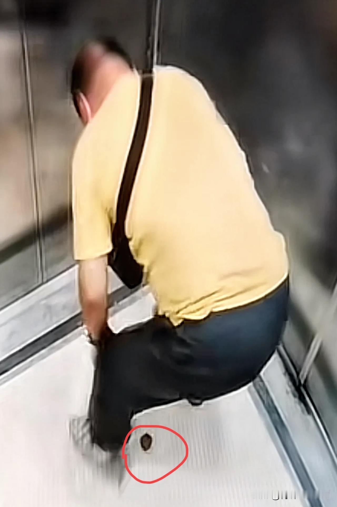 7旬老人电梯大便，被物业曝光业主群后不堪受辱出走自杀。憋尿能行千里，憋屎寸步难行