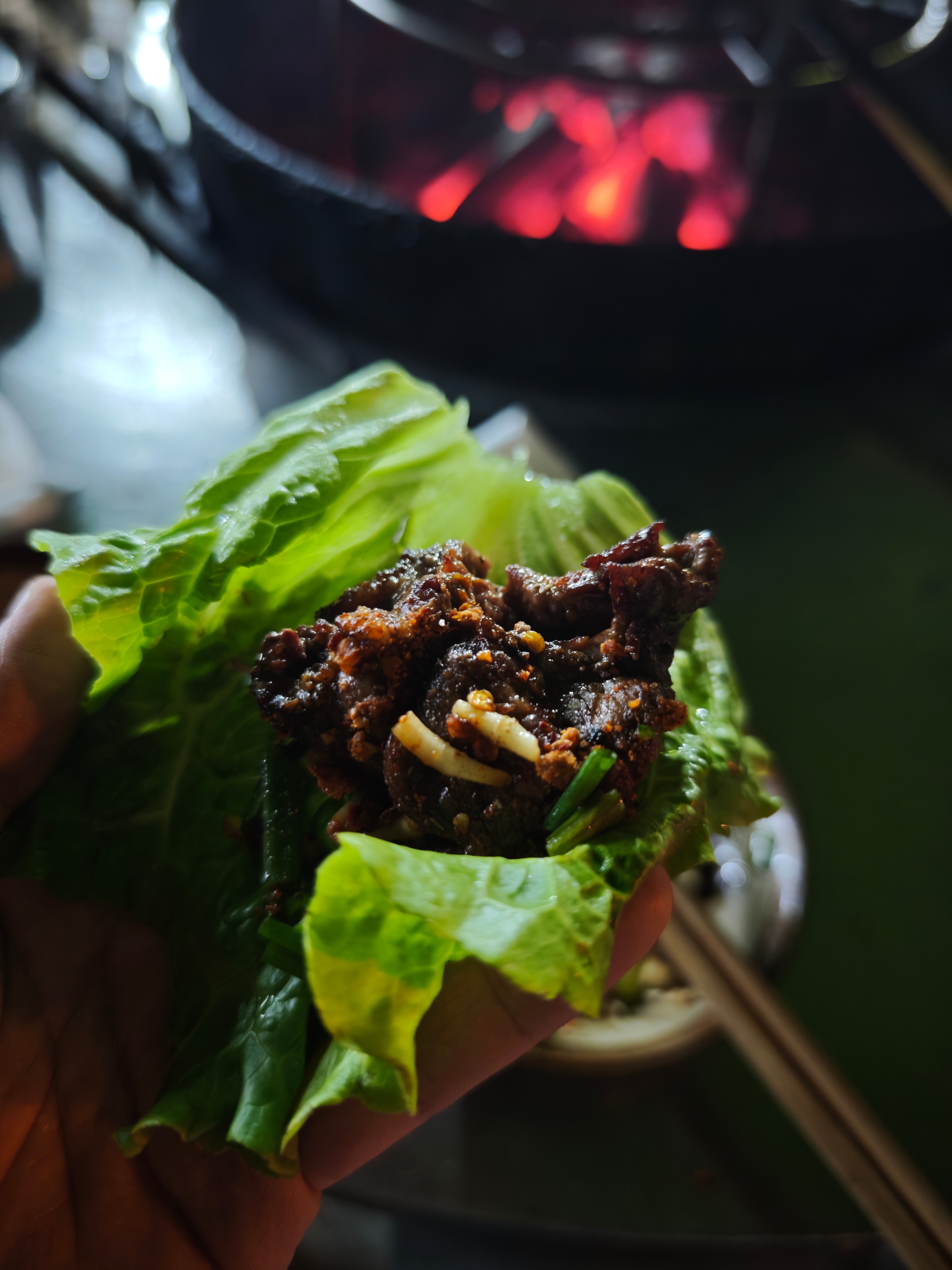 今天吃的有意思，布依族的火盆烤肉下面是大竹签子穿着牛肉、猪肉、黄喉、排骨烤着吃，