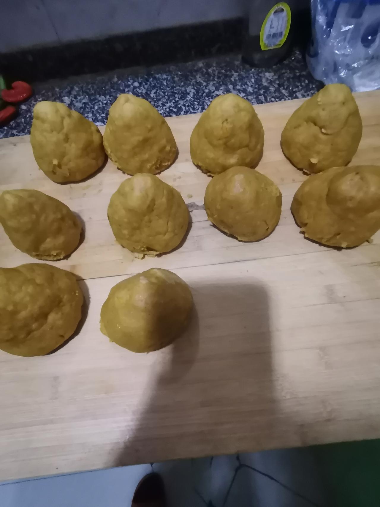 看，软柿子玉米面窝窝头，快来吃！
 
前几天老公回老家摘柿子，树长得老高，踮脚够