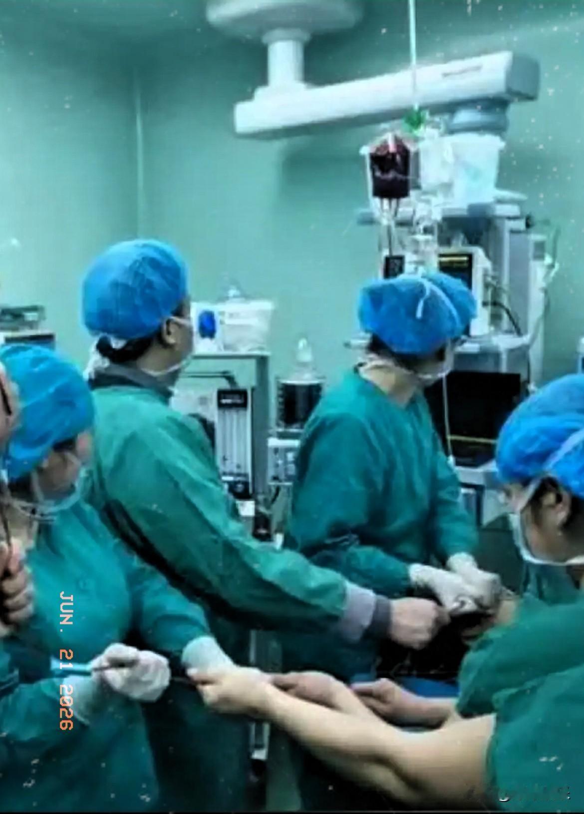 不作不会死
近日，医院接诊了一位36岁高龄头胎产妇，她产检确诊前置胎盘，这是高危