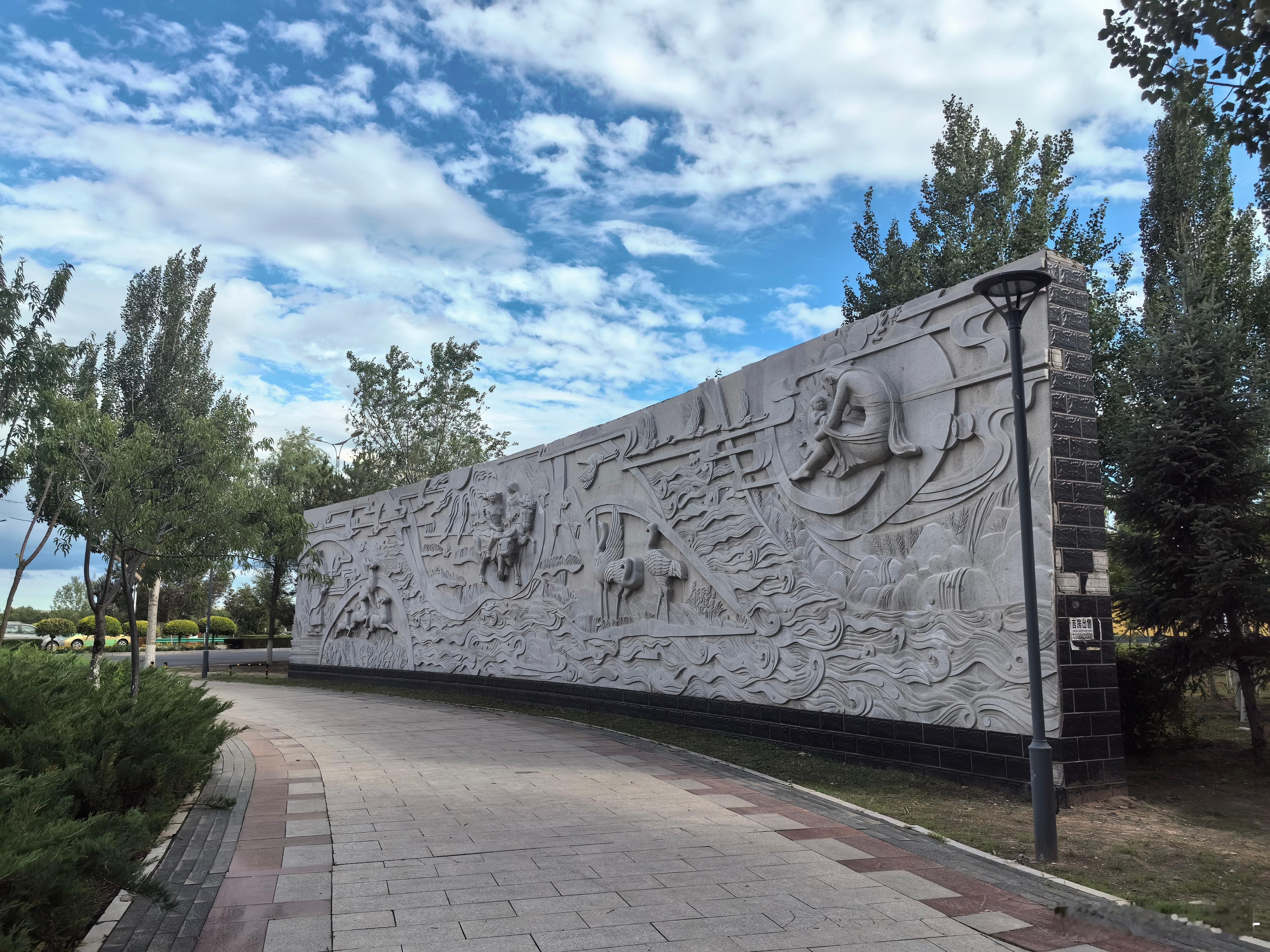 #随手拍美景# 早晨在公园里遛弯，抬头仰望，那蓝蓝的天，洁白的云，清新的空气，让