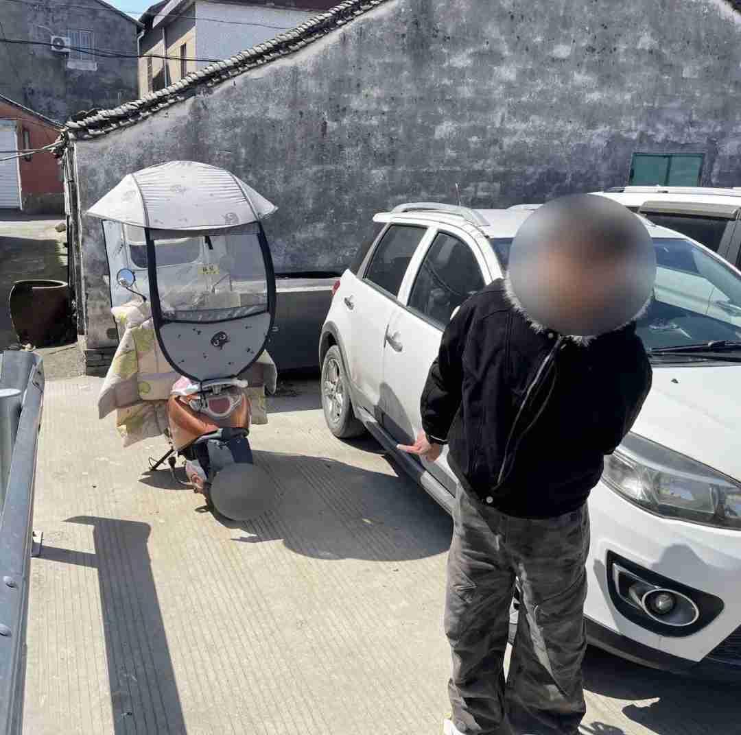 骑电动车回家路上没电了怎么办？宁波男子的不走寻常路，让网友不由得拍案叫绝：真是个