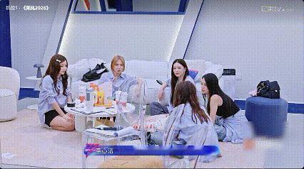 李心洁选队长选了李小冉李心洁义无反顾选择李小冉 李小冉深陷自我否定时，李心洁用一