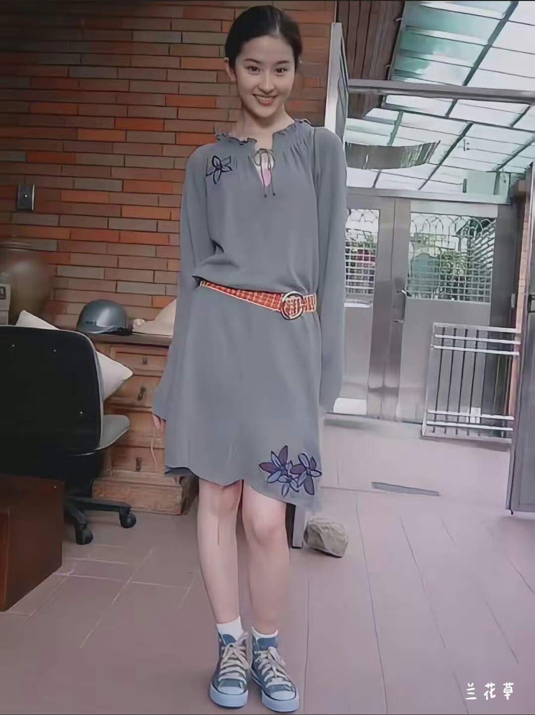 哇！16岁的刘亦菲好清纯，美得不要不要的。
青春，是易逝的；青春，也是永恒的。
