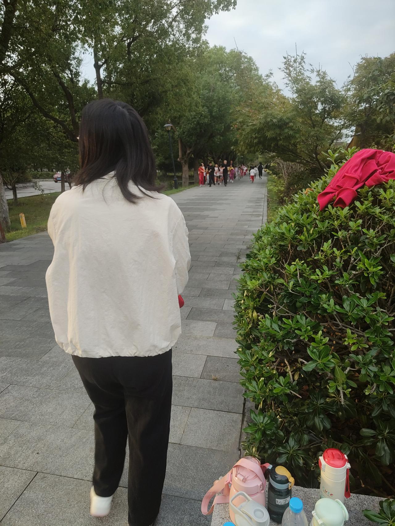 有个朋友想做短视频，准备了三个月，作品数量：零。
问他为啥不发？
他说：第一条必