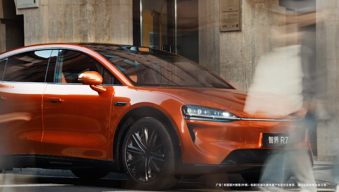 余承东官宣智界新色活力橙活力橙，这个亮色，我的天菜！智界R7这款新色越看越上头！