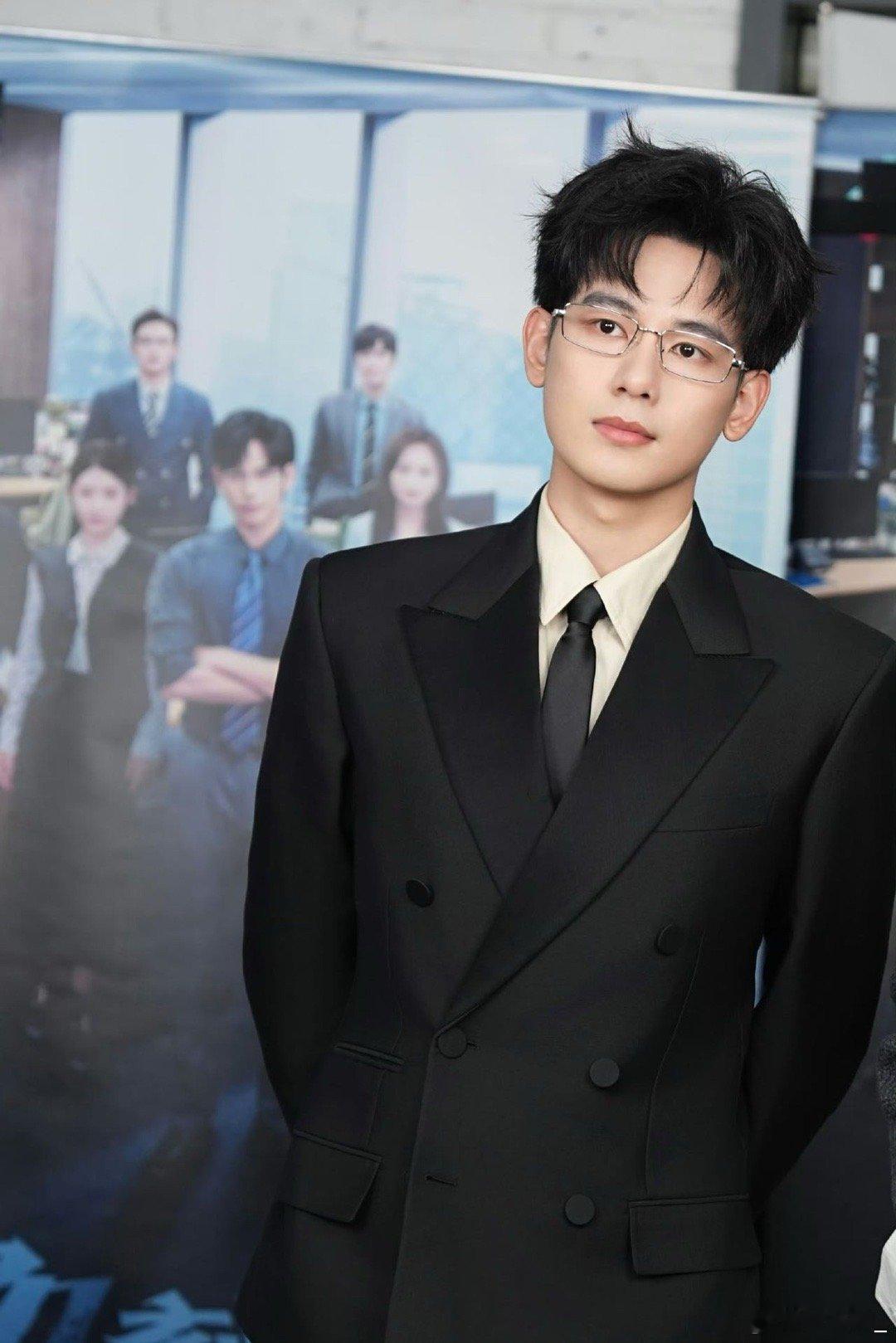 胡先煦二十一世纪的性感是大脑 找胡先煦演律师找的太对了，西装加眼镜的妆造高智感拉