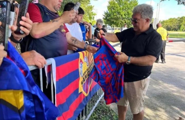 巴萨目前是这个夏窗窗口期西甲唯一一支尚未宣布任何引援的球队。新赛季西甲还有17天