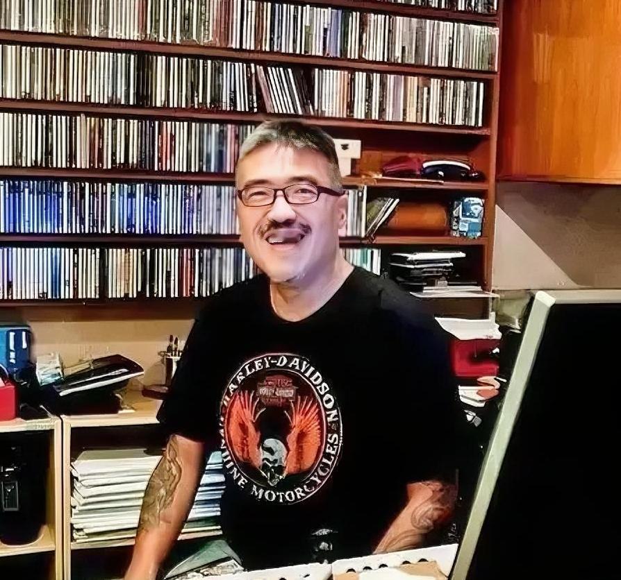 你可能没听过屠颖这个名字
但你一定被他的旋律打动过
张学友的《情书》、张信哲的