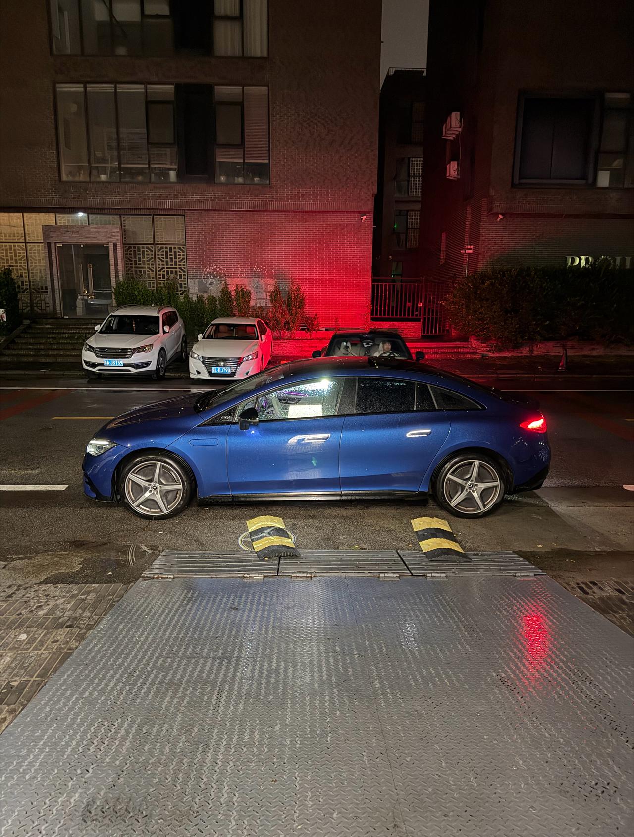 朋友买了一台奔驰EQE 先型特别版
一切的一切都是那么熟悉
EQE是我人生中第一