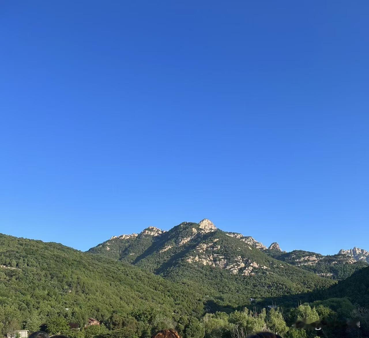 朋友的房东太可恶了，整个市场的租金都降了，唯独他死咬着不降租金。

朋友在济宁城