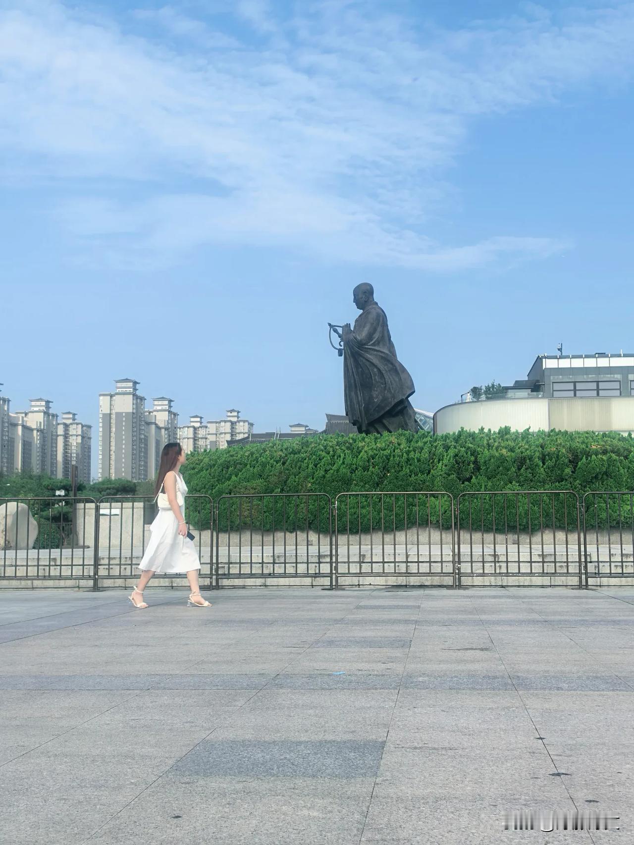 大雁塔雨后：玄奘与云和白衣女子的千年对话

今天西安终于放晴了！大雁塔南广场雨后