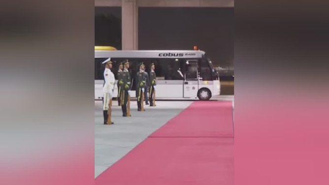 能不能少点“精神胜利法”？

欧盟委员会主席冯德莱恩抵达北京时，选择乘坐机场摆渡
