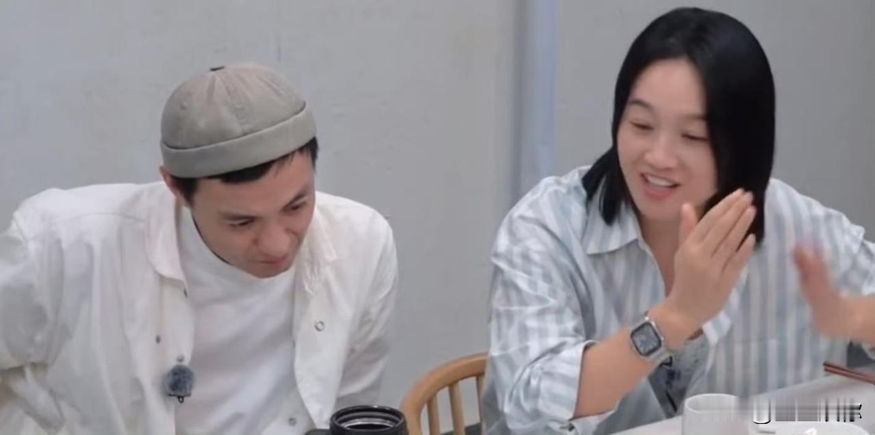 朱丹让女儿晚三年上学，就为了和儿子一个班，方便照顾儿子。朱丹很自然而然地在说这些