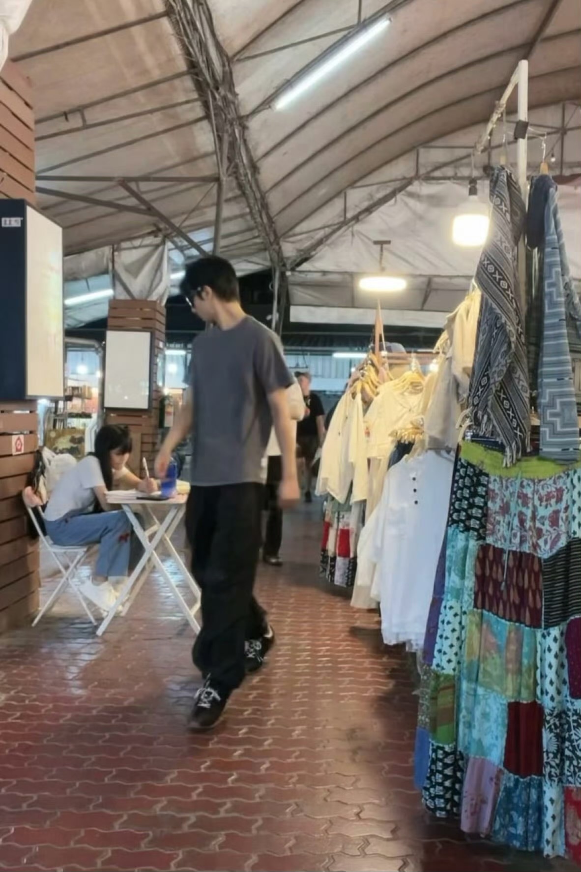 宋威龙误入直播间宋威龙是不是跟“偶遇”这俩字锁死了？前脚有人在清迈偶遇他骑越野车