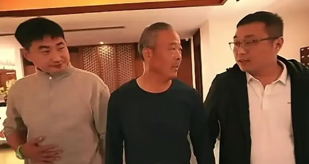 徐大阳和杨淑军把四叔哄去洗浴中心三楼，说给他安排顶级按摩。
四叔一路上被忽悠得心