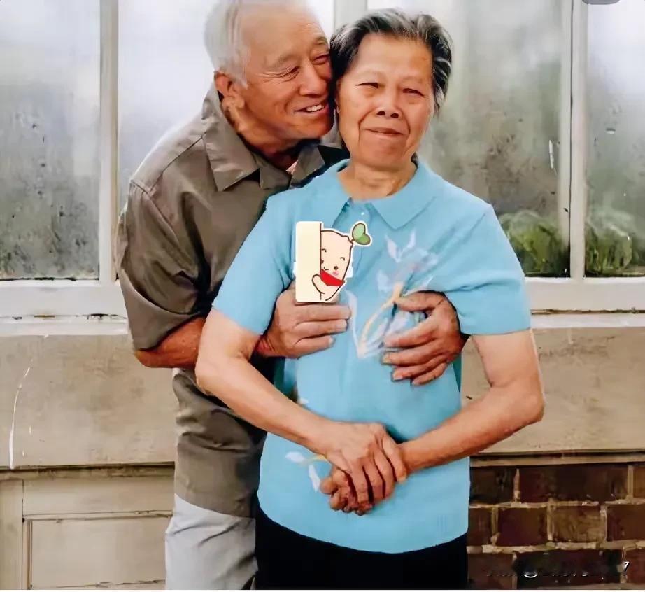 这是网上流传的不雅视频，不管是否夫妻看了总有诸多不爽，老头轻浮，老太无奈，网上说