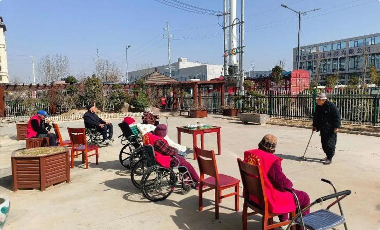 你给父母钱，他们存起来；你陪他们，他们等着你。
这不是段子，这是无数家庭的真实剧