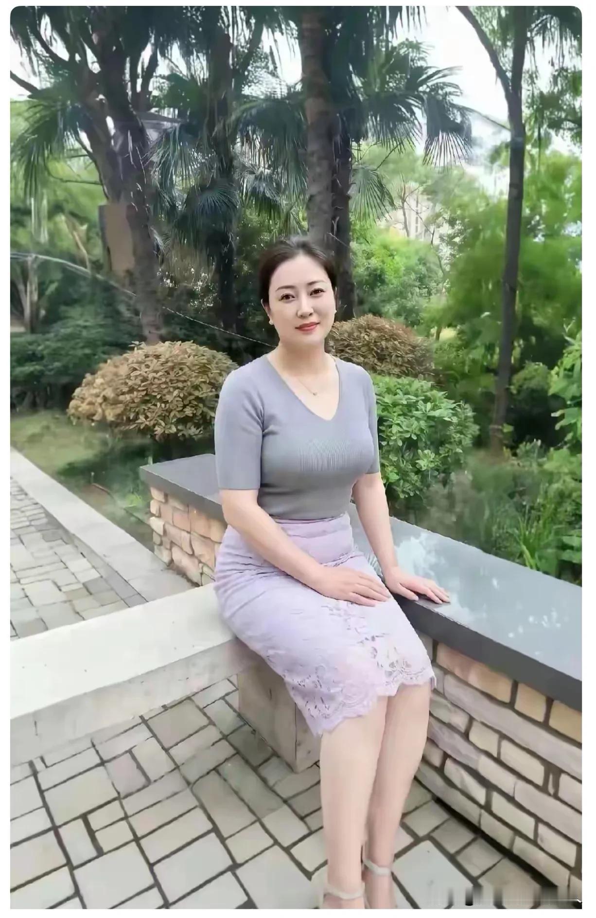 原以为只是休闲打牌，没想到差点栽个大跟头。

打牌认识个三十六岁的少妇，长得白净