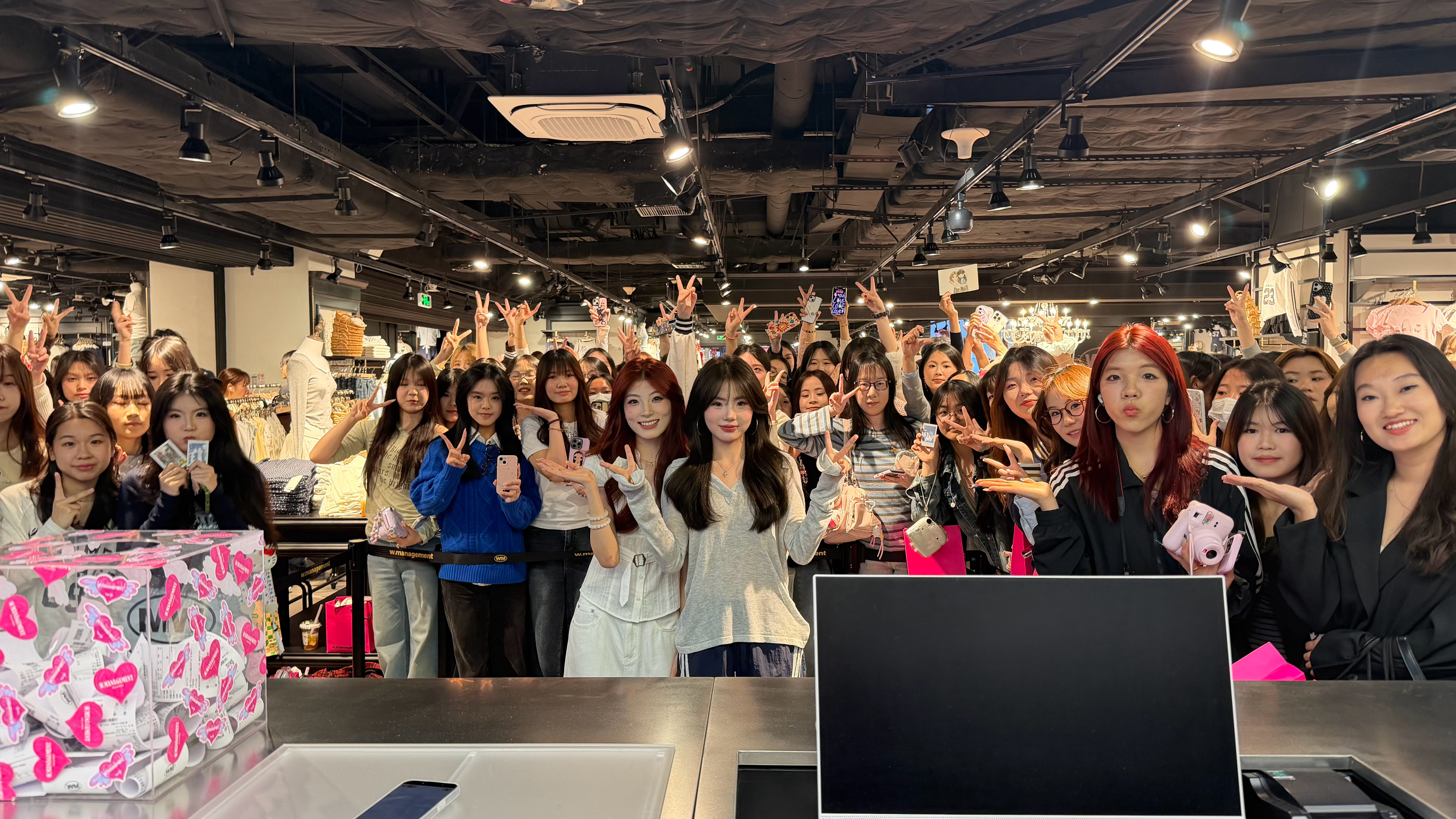 合照来袭今天辛苦大家了！！！！！！下次见～～～～ 