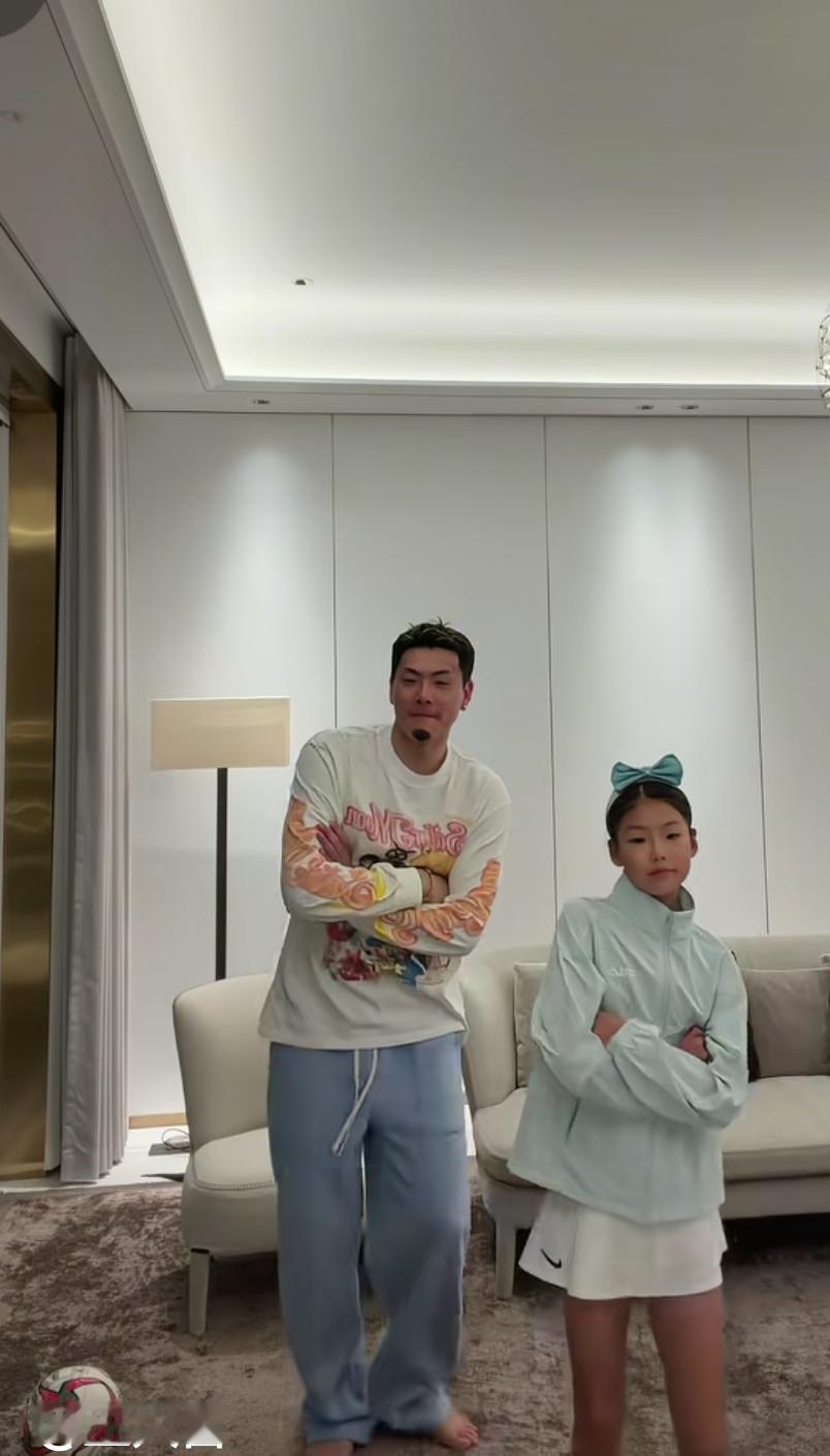 申花元素再次力压海港！这是前申花门将大雷近期跳舞的视频！我们看到王大雷门守的出色