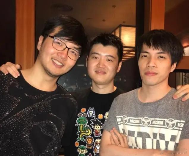 谢彬在直播起的时候聊起打职业，说自己是勤奋派选手，打职业的时候很努力，很羡慕呆神