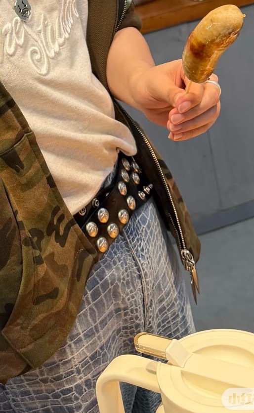贺峻霖  老公这里怎么还有一根🤏🏻鼓鼓囊囊是香肠~ 