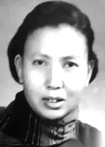 21岁，被人拿枪指着，脚下就是挖好的坑，准备活埋。
就在这千钧一发的时候，敌人突