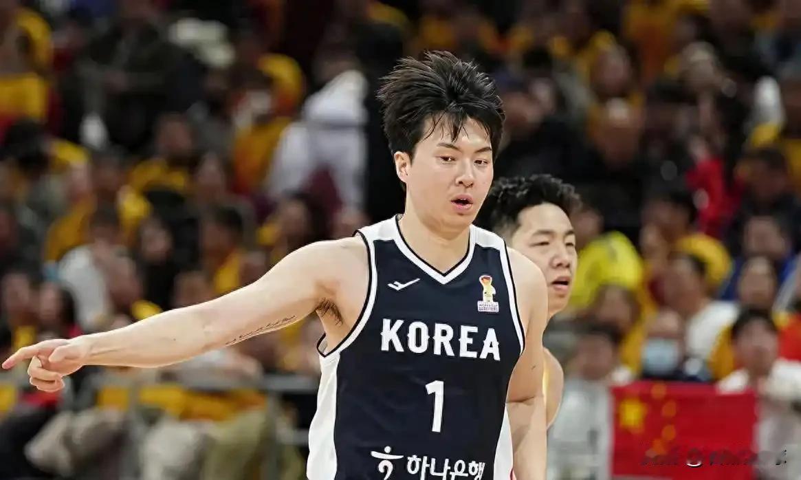 近期NBA开拓者队公布了一条人员变动消息，韩国男篮前锋李贤重与球队签下一份Exh