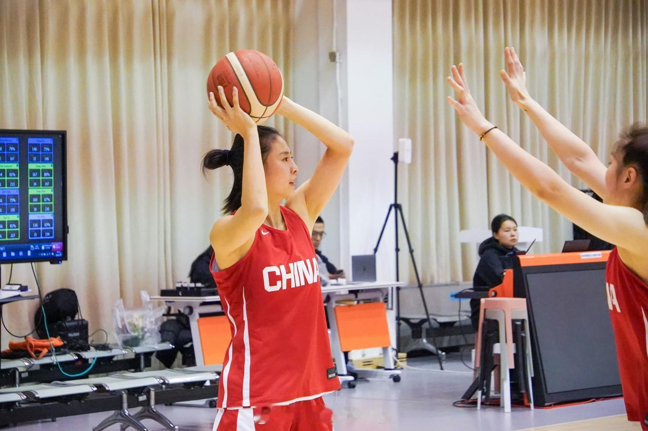 对女篮王思雨，我希望她得到国家队重用

因为去年女篮亚洲杯期间，打日本的关键战役