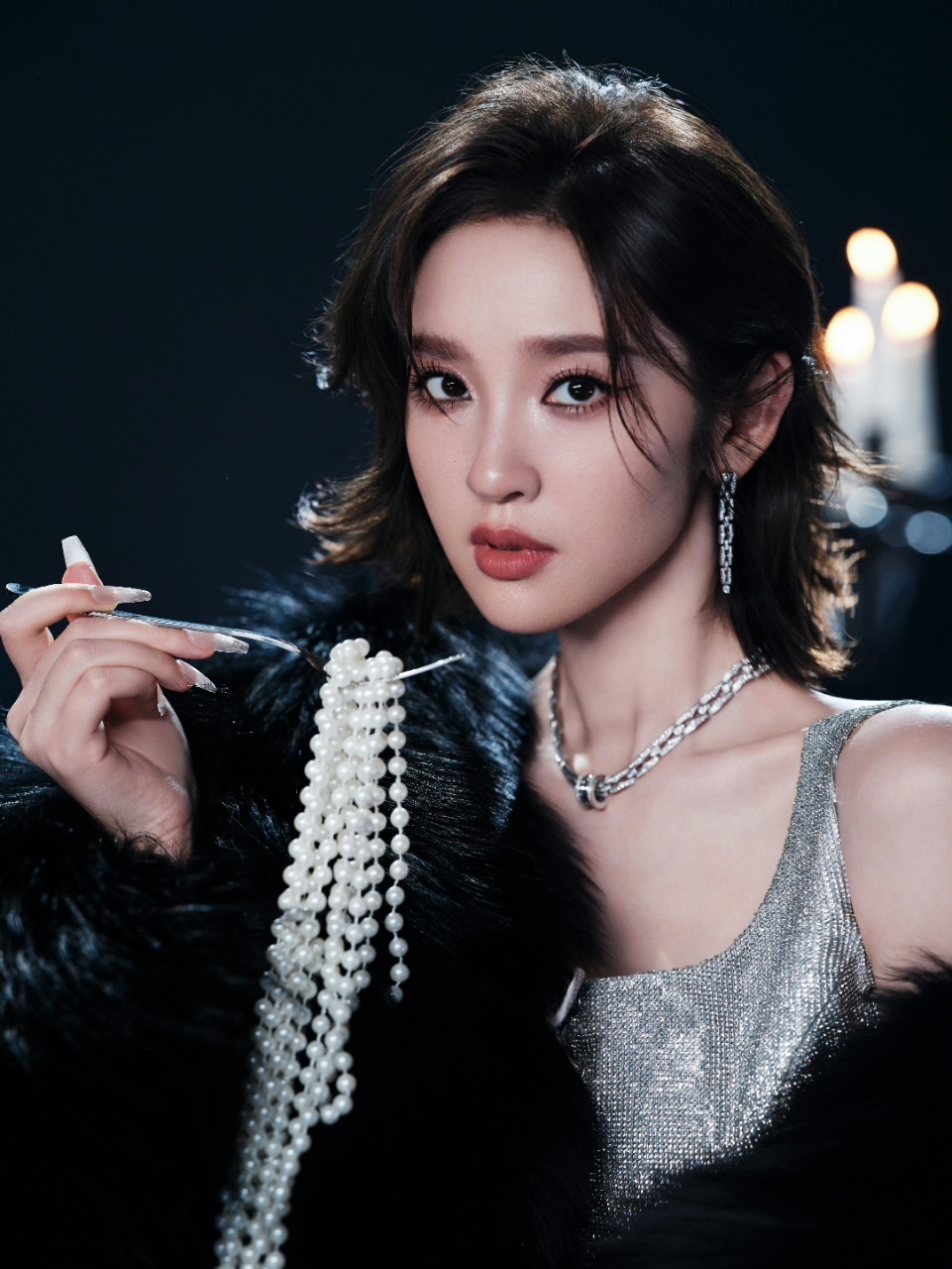 唐艺昕浪姐和豆包撞发型了这个唐艺昕可盐可咸啊，笑起来也太治愈了，短发造型清新干练