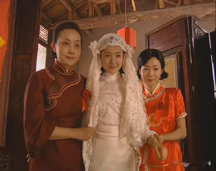 现在才发现 冷清秋结婚时的婚纱 既丑又廉价，全靠董洁颜值撑着… ​ ​​​婚纱老