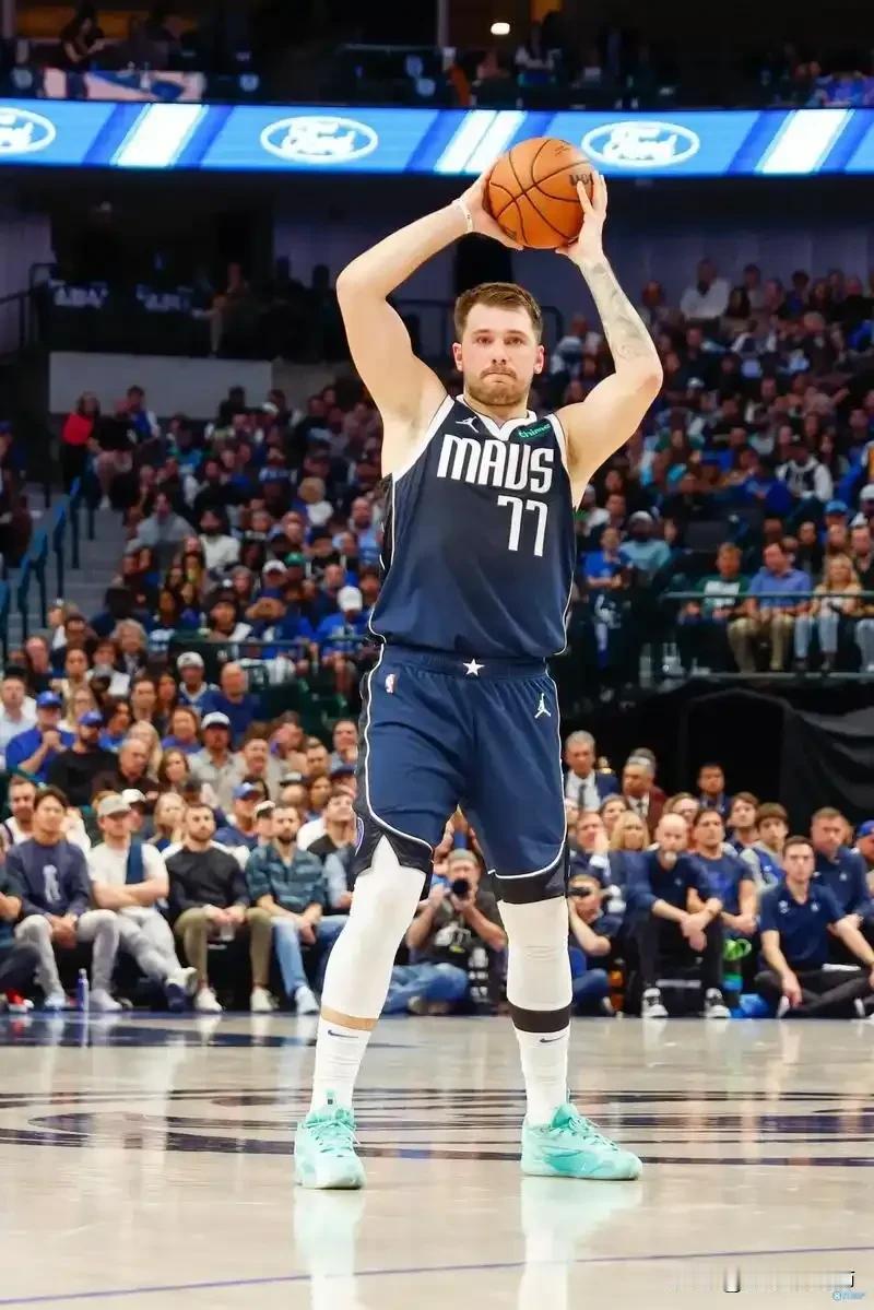 东契奇最近的竞技状态存在一定起伏。在伤愈复出后的几场比赛中，他受到出场时间限制，