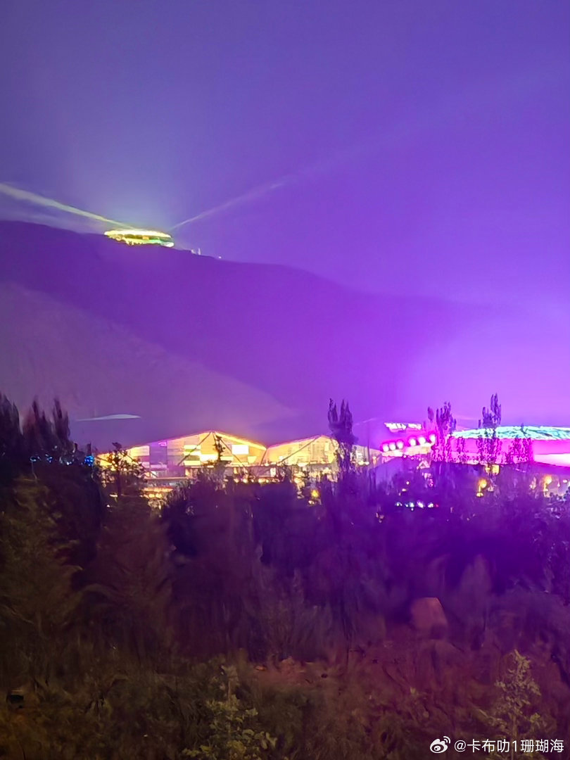 河北张家口滑雪场的夜景冬天滑雪，夏天可以看风景，空气清新灯光五彩缤纷，还真好看。