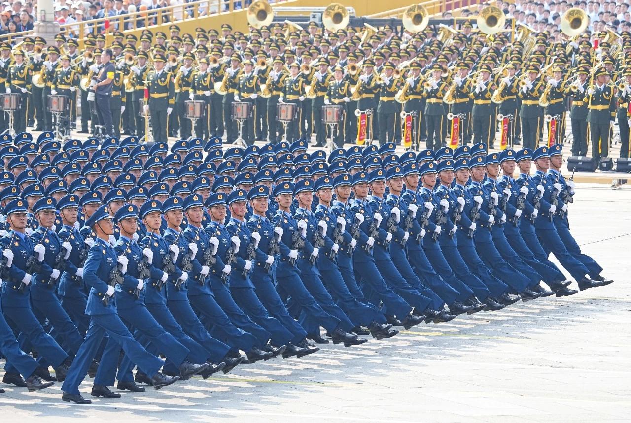 广西河池全村欢送入伍小伙，这场景太让人动容了！以“坐船渡河送新兵”的仪式，两岸乡