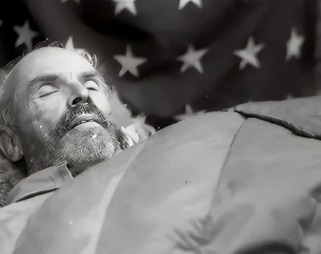 我一直以为白求恩就是个好人，课本里那种，脸谱化的好人。
直到今天，我才知道，这根