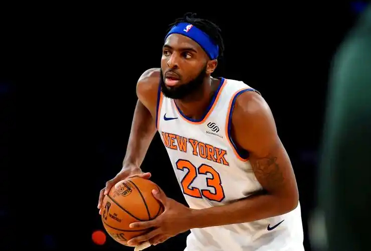 米切尔罗宾逊生涯常规赛每百回合抢7.7前板，略胜于亚当斯6.9。季后赛则是9.5