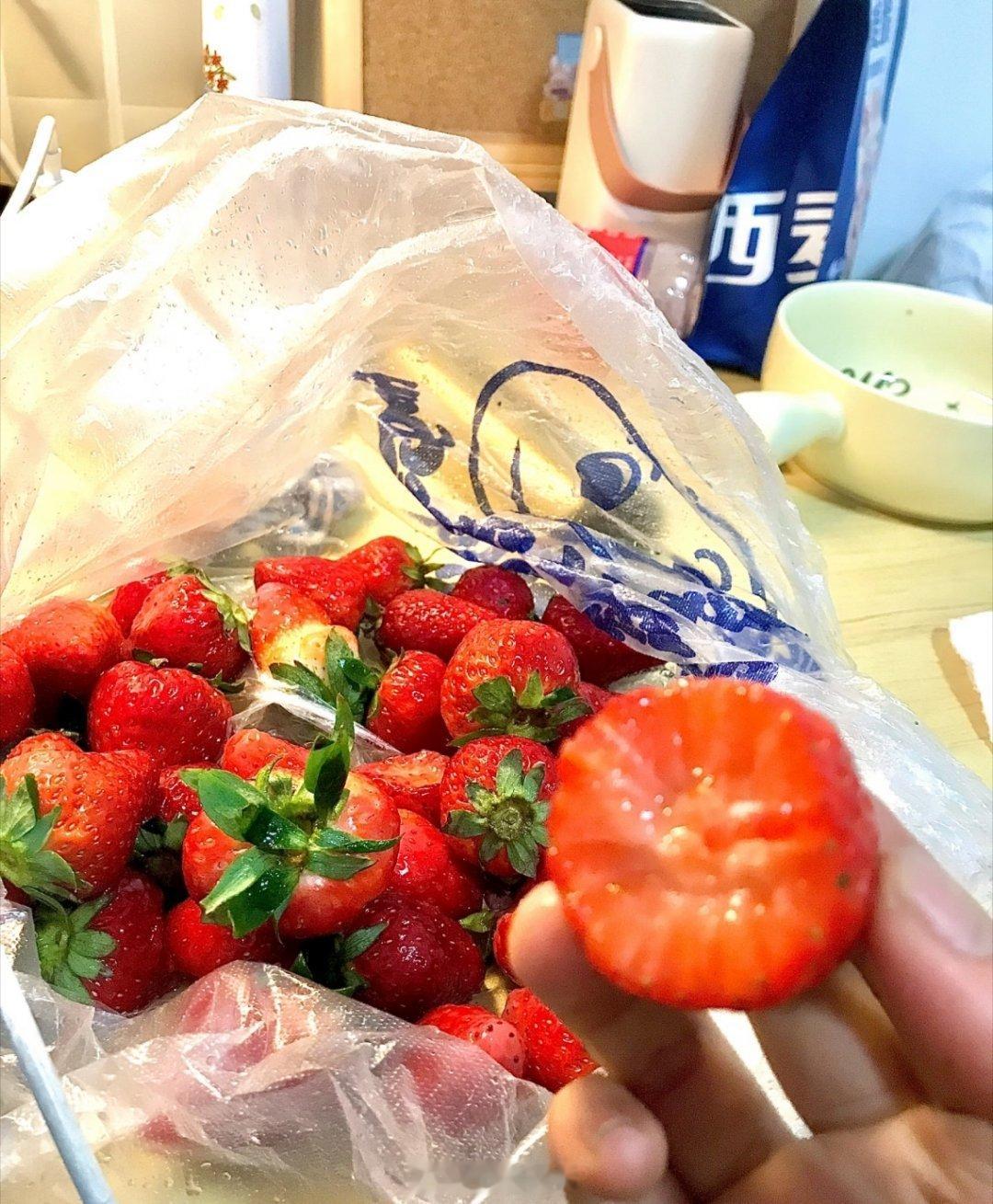 日常分享平平无奇的居家晚餐｜烟火气藏在碗里与鲜果中一碗飘着葱花的鲜肉小馄饨，汤鲜