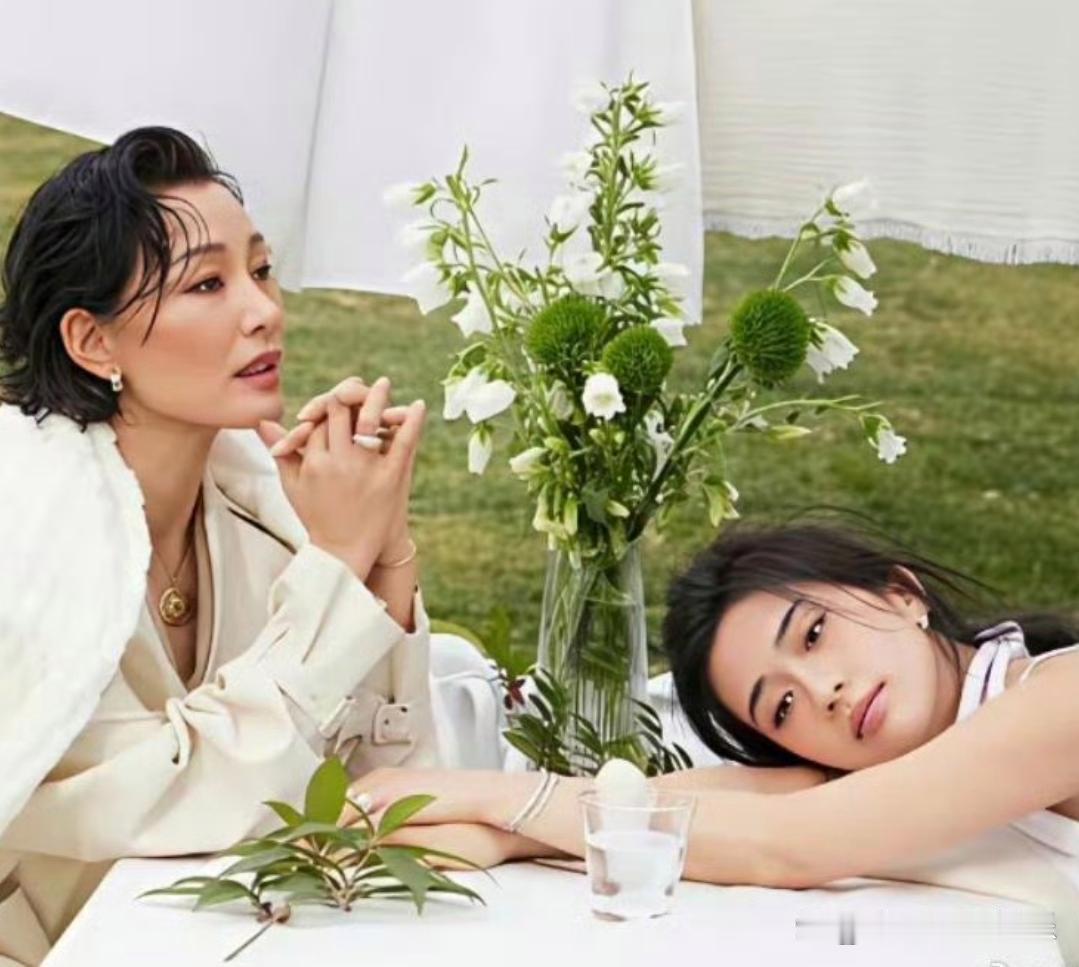 陈冲的女儿许文珊，颜值格外出众，算得上为数不多，美貌不输明星妈妈的下一代。 