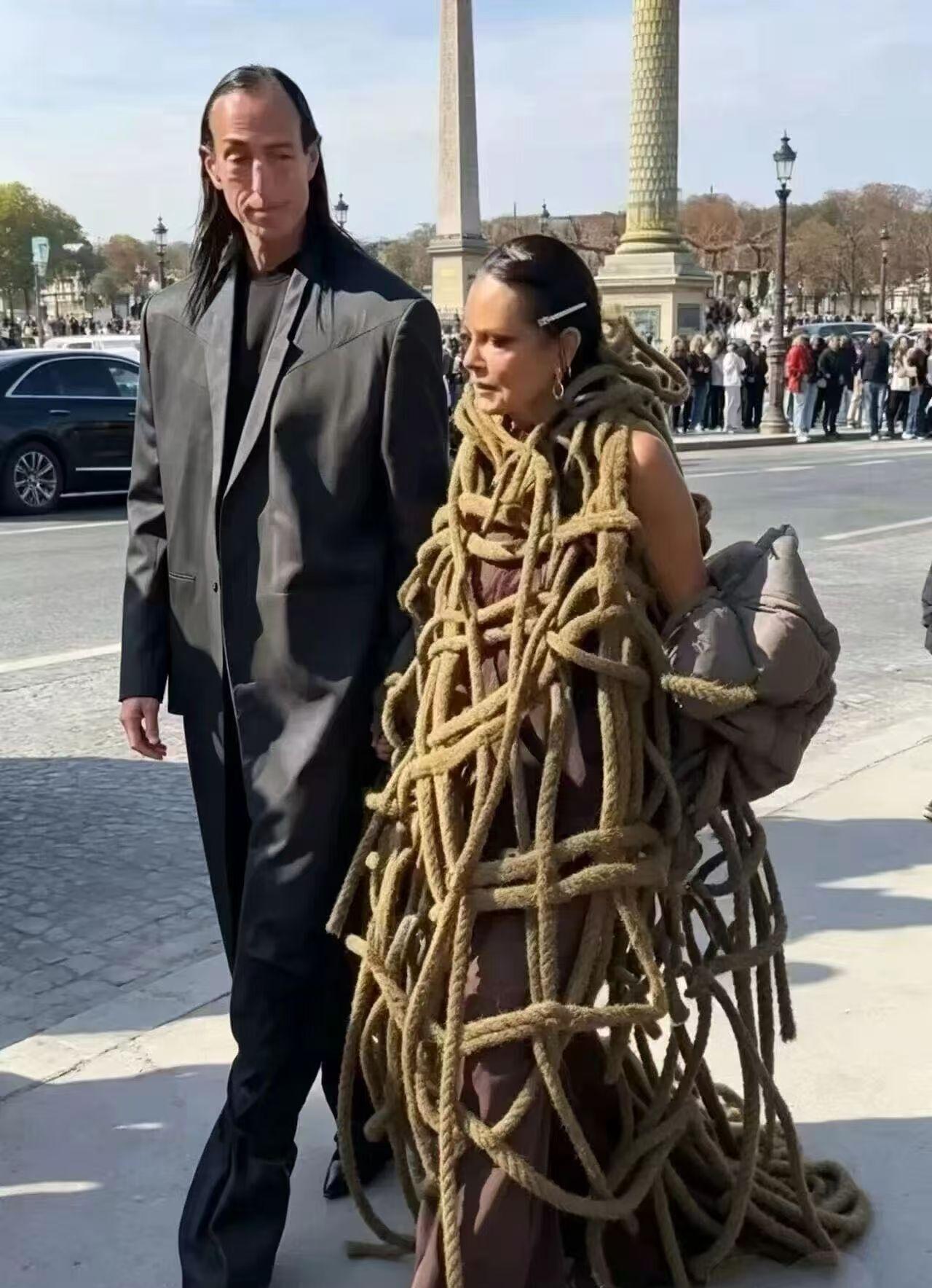 巴黎世家设计师的脑洞果然跟别人不一样
这两口子那个女的穿的那个绳子的衣服
在传统