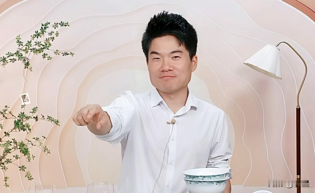 “你是扁桃体啊，这么爱发言（炎）”[笑哭]
这是董宇辉刚才跟粉丝相爱相杀时说的话