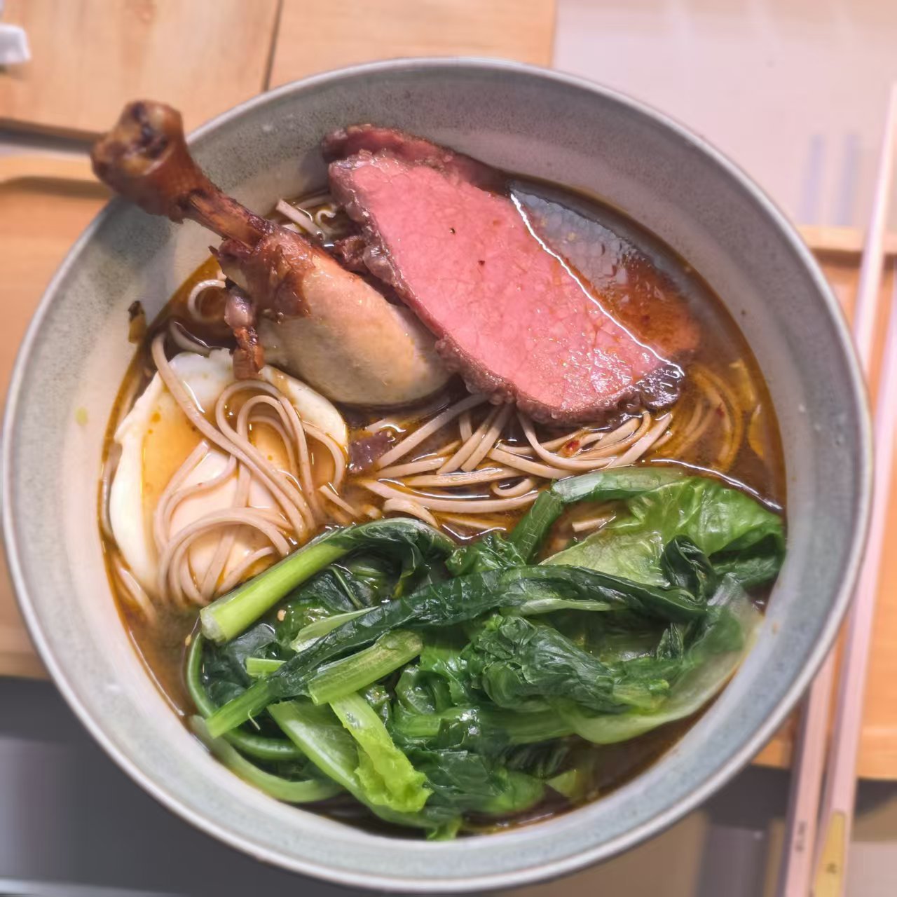 今天的午餐：荞麦面（50g）、盒马帕斯克卤牛肉片（20g）、去皮卤鸡腿、煮鸡蛋、