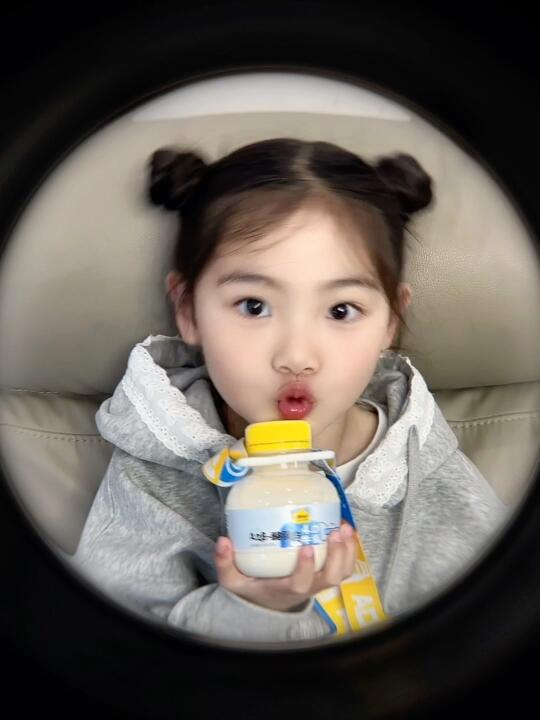 可爱女儿“吨吨吨”～