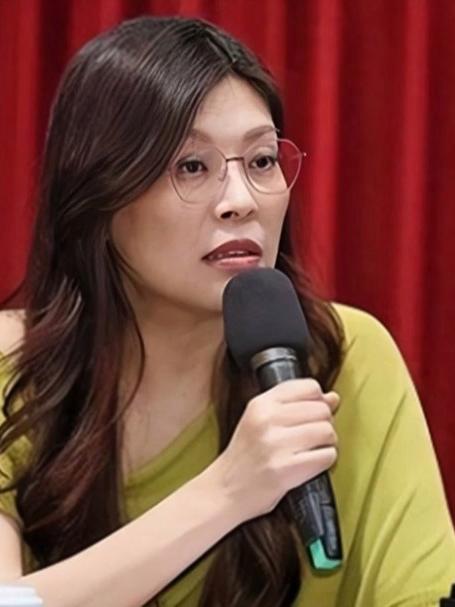 郑丽文，国民党的“女党魁”，手里攥着党章、口号和炮声，偏偏指挥不了党团、摆不平派