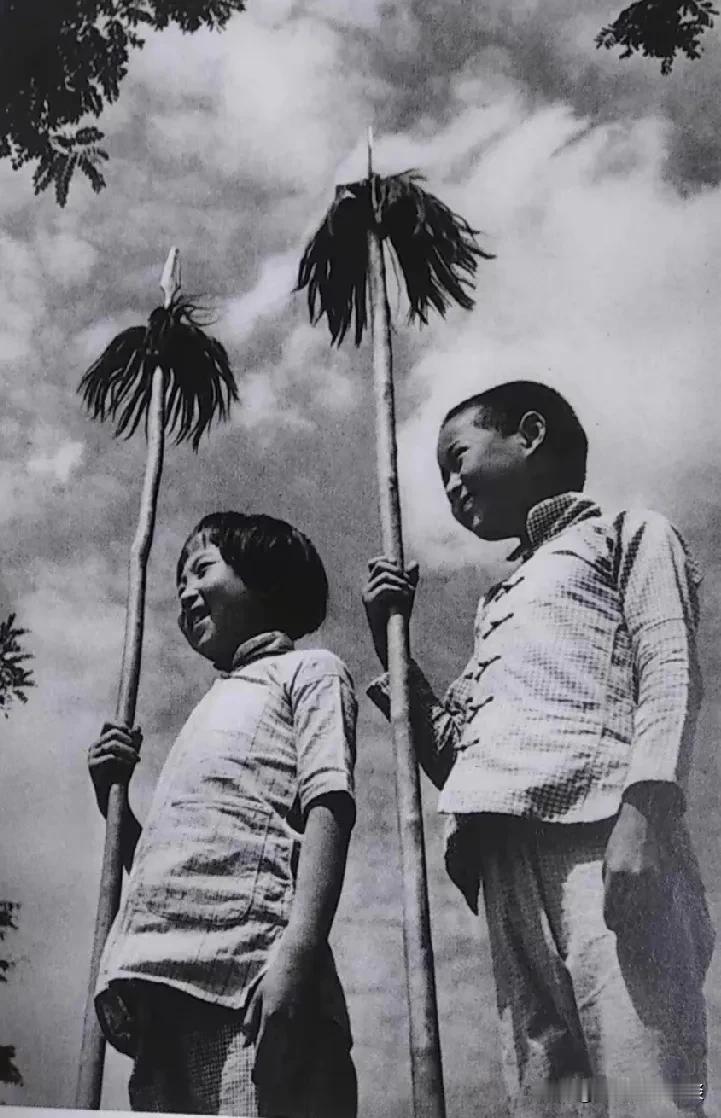 老照片-上世纪30年代真正的抗日儿童团照片。

在抗日战争期间，中国的儿童也积极