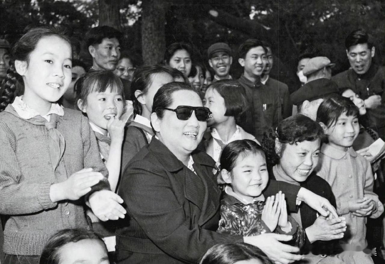 1960年五一劳动节，宋庆龄来到北京少年宫参加游园活动，和孩子们打成一片。宋庆龄